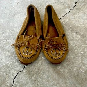 Excellent condition Minnetonka moccasins with fringe and peace sign size 8